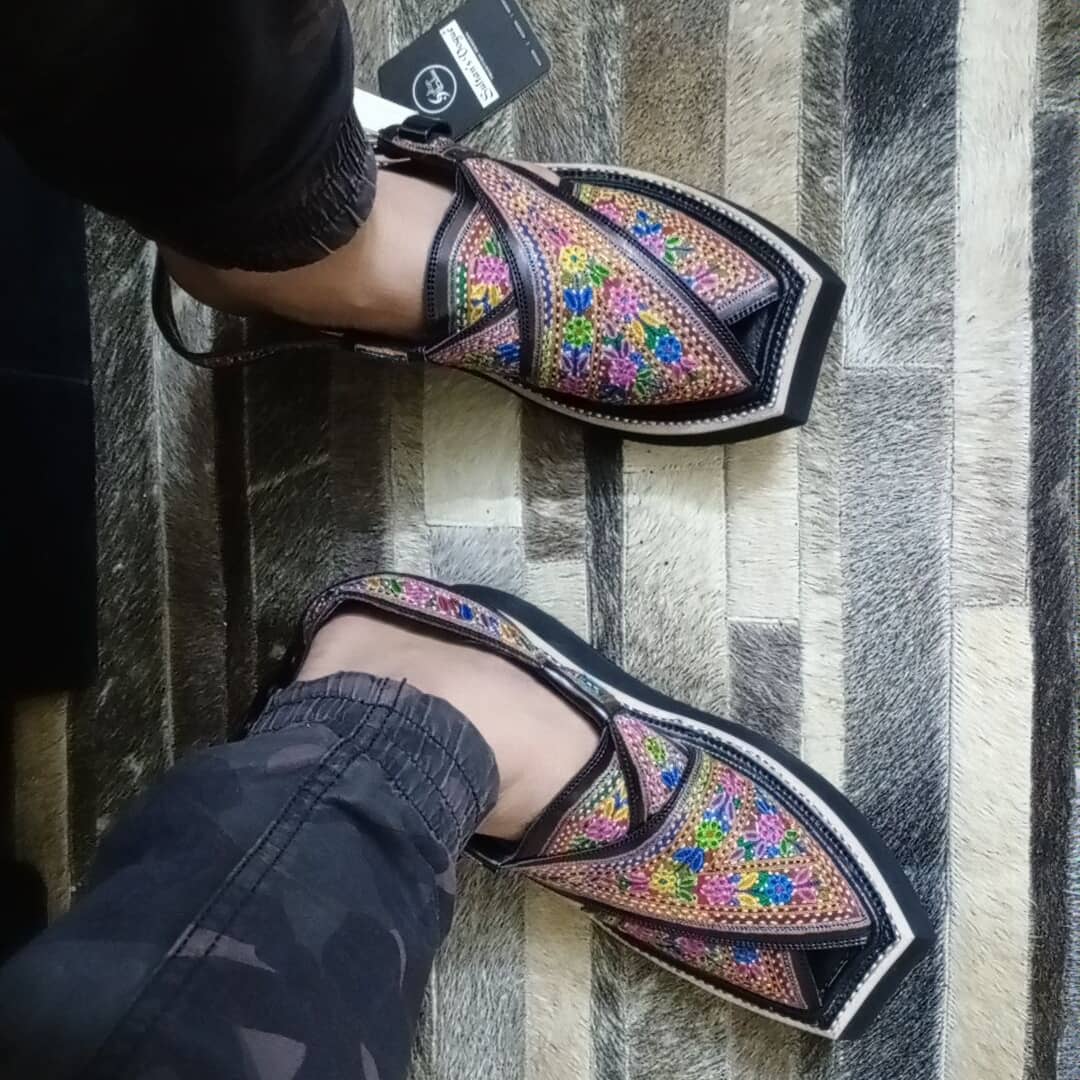 Hand Embroidered Kaptaan Chappals