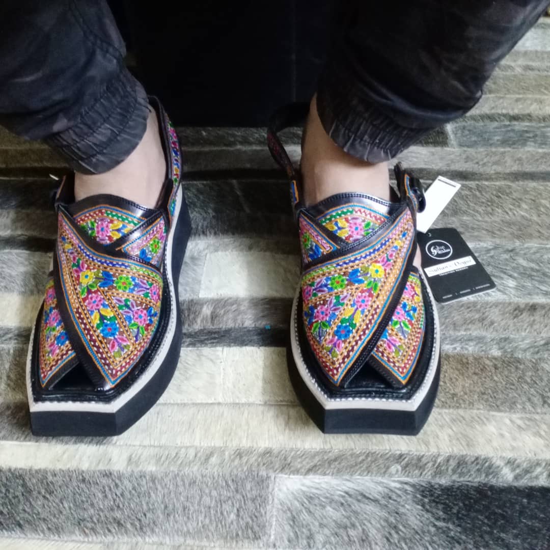 Hand Embroidered Kaptaan Chappals