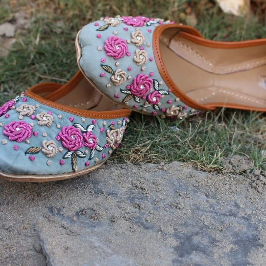 Ladies hand embroidered khussas